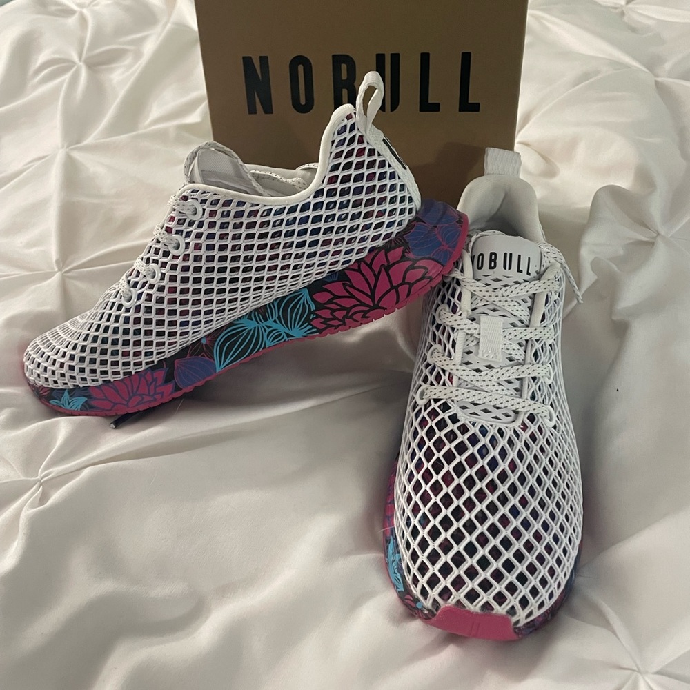 NO BULL mesh runners womens 6.5 with box